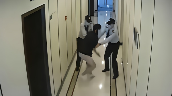 男子穿内裤进女厕偷拍，被抓后遭耳机“出卖”