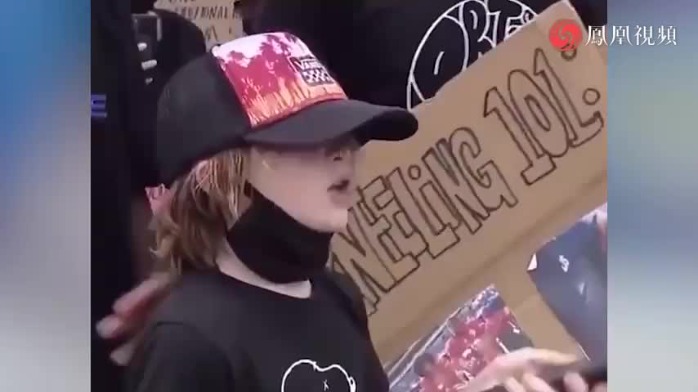 美国小男孩抗议活动中夺麦发声：社会需要改变！