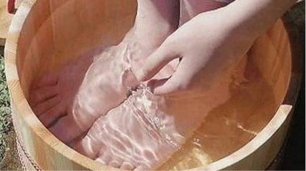 治疗灰指甲只需牢记这三点，轻松拔去灰指甲这颗顽固“毒瘤”