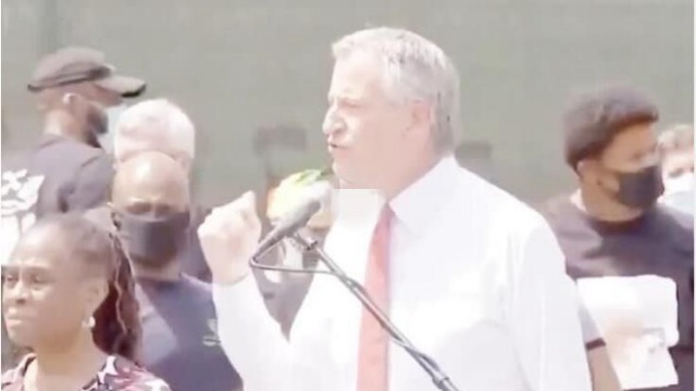 纽约市长参加遇害黑人追悼活动 被愤怒的人群嘘下台尴尬离场
