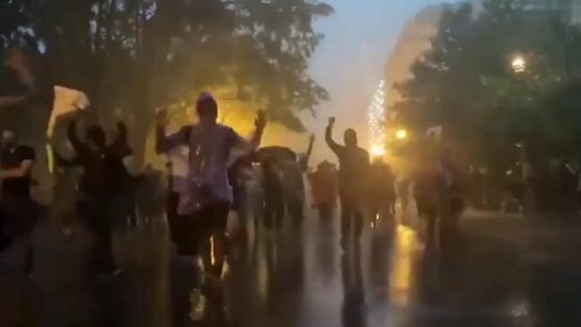 美国示威者冒雨去白宫抗议 国民警卫队员主动击掌鼓劲