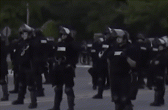 60名美国警察路中央齐声下跪 民众动容含泪拥抱警长