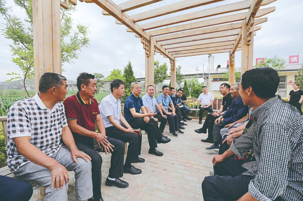 图为吕梁市委书记李正印在临县安业乡前青塘村与村民座谈。 记者 薛志雄 摄