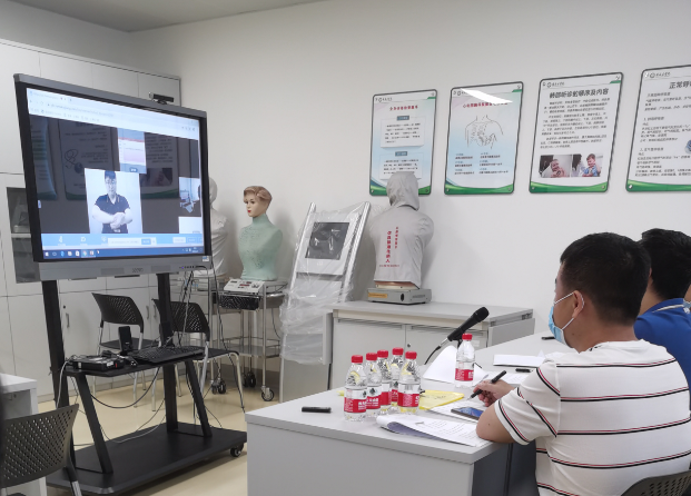广西首个“5G﹢云考场”桂林医学院2020年硕士研究生招生考试远程复试现场。