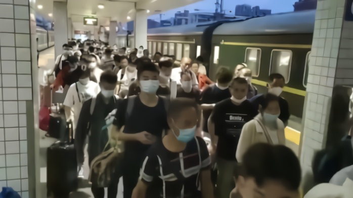 暴雨逼停列车 铁警紧急转送8600名滞留旅客