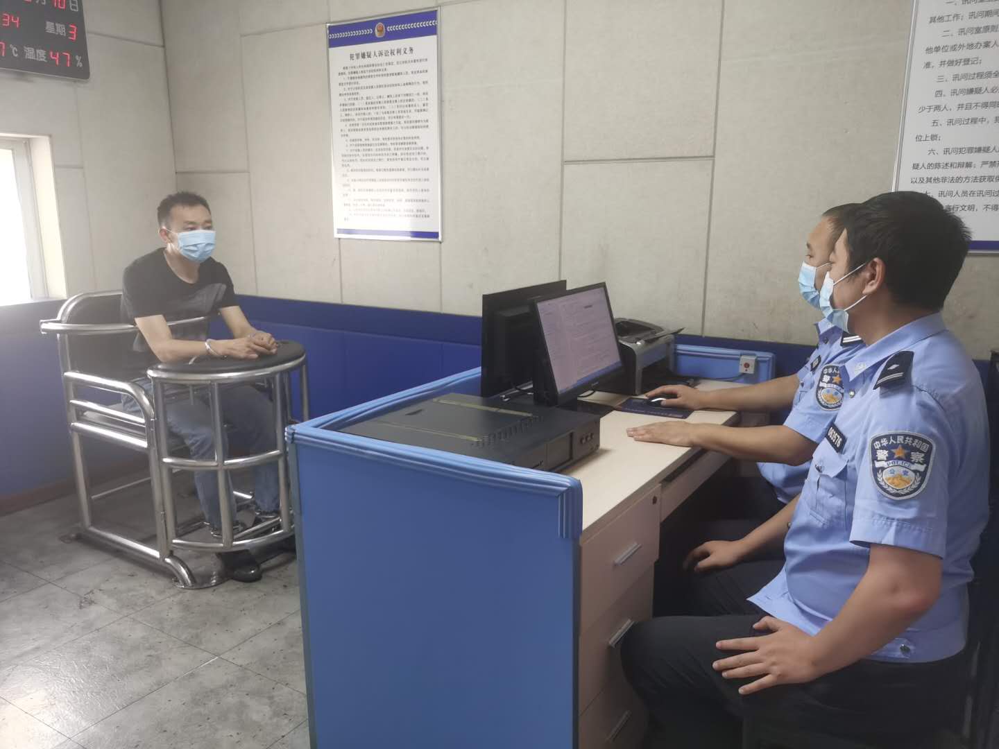 吕梁离石警方在湖北讯问犯罪嫌疑人倪某（山西省公安厅供图）