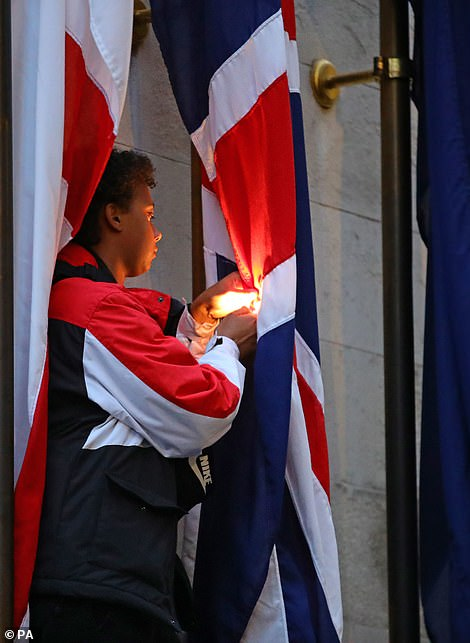 英國抗議者推倒奴隸販子雕像點燃國旗