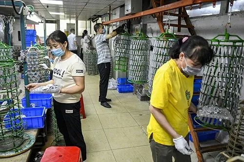 2020年5月9日,广东东莞市长安镇电镀专业基地的生产车间,工人在准备即将电镀的产品。