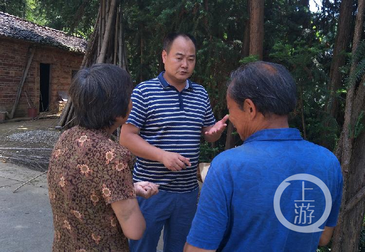 这是衡阳县金溪镇纪委书记肖光辉走访村民时的照片.