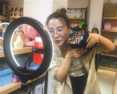 正在直播卖货的店主.新京报记者 王昱倩 摄