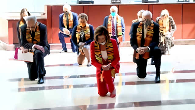 实拍：80岁的佩洛西下跪 一直跪了8分46秒