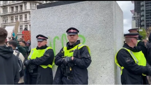 (示威者用绿色颜料在丘吉尔雕像底座上写上“ACAB”。)