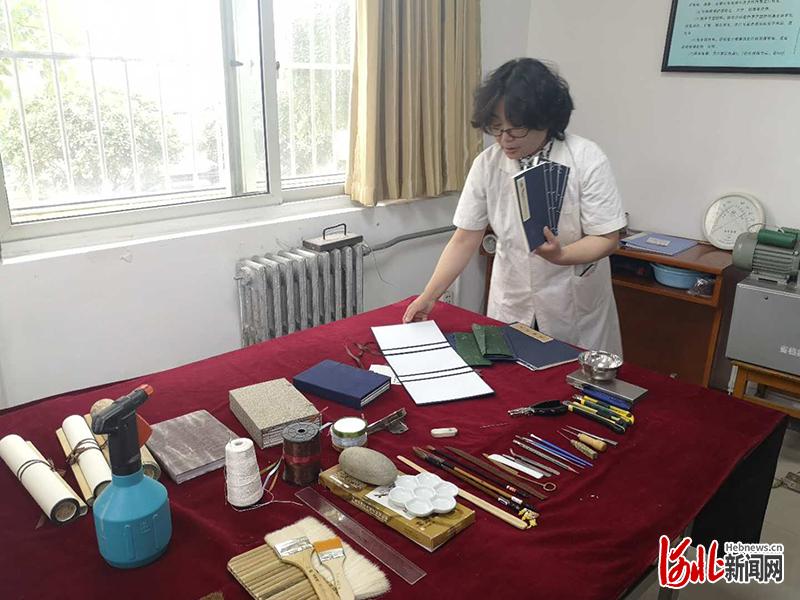 6月9日，河北省档案馆举行了档案馆开放日暨《河北援鄂医疗队抗疫档案记录》见面会。图为河北省档案馆工作人员展示档案修复工具。河北日报记者 尹翠莉 摄