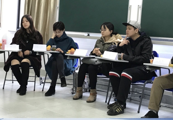 张心怡(左三)在创意写作课堂讨论中