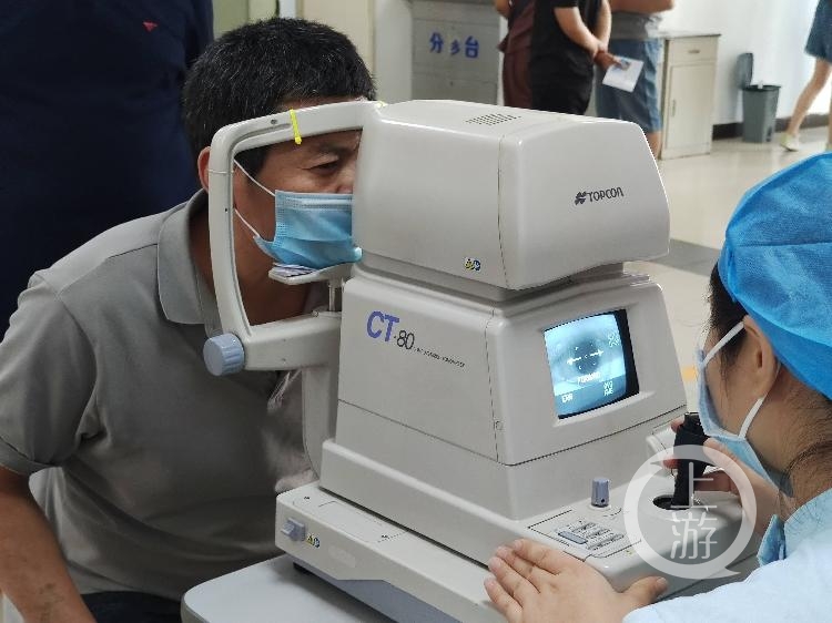 ▲6月6日，郑州市第二人民医院，吴春红在检查近乎失明的右眼。摄影/上游新闻记者 牛泰