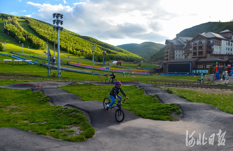2020年6月13日，游客们在张家口市崇礼区太舞滑雪场旁的山地车骑行区游玩。河北日报记者 耿辉 摄