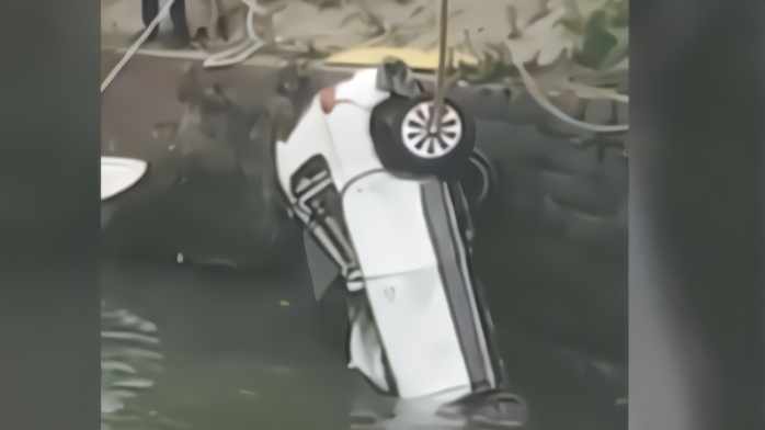 内江市一小轿车坠入沱江河，驾驶员身亡（视频）
