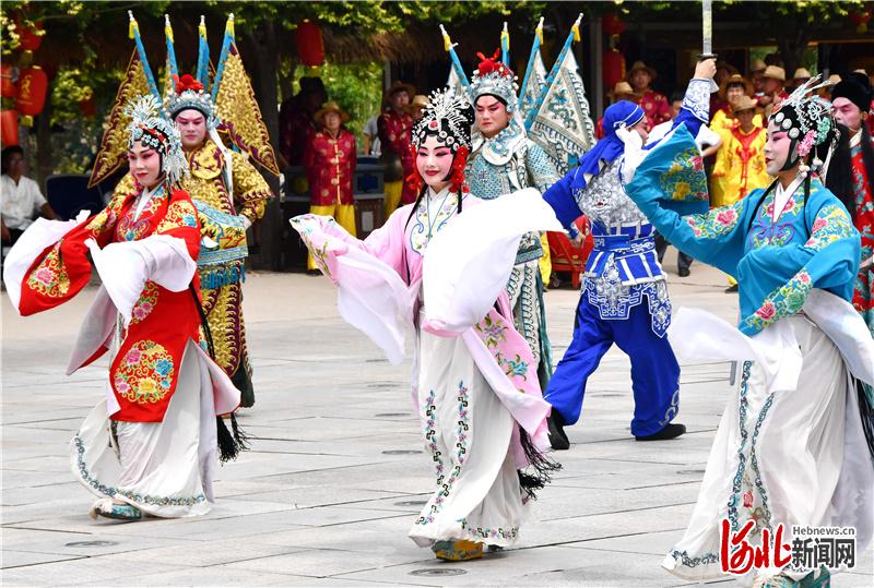 2020年6月13日，在河北省邯郸市永年区朱山景区，演员们在表演国家级非遗“永年西调”。