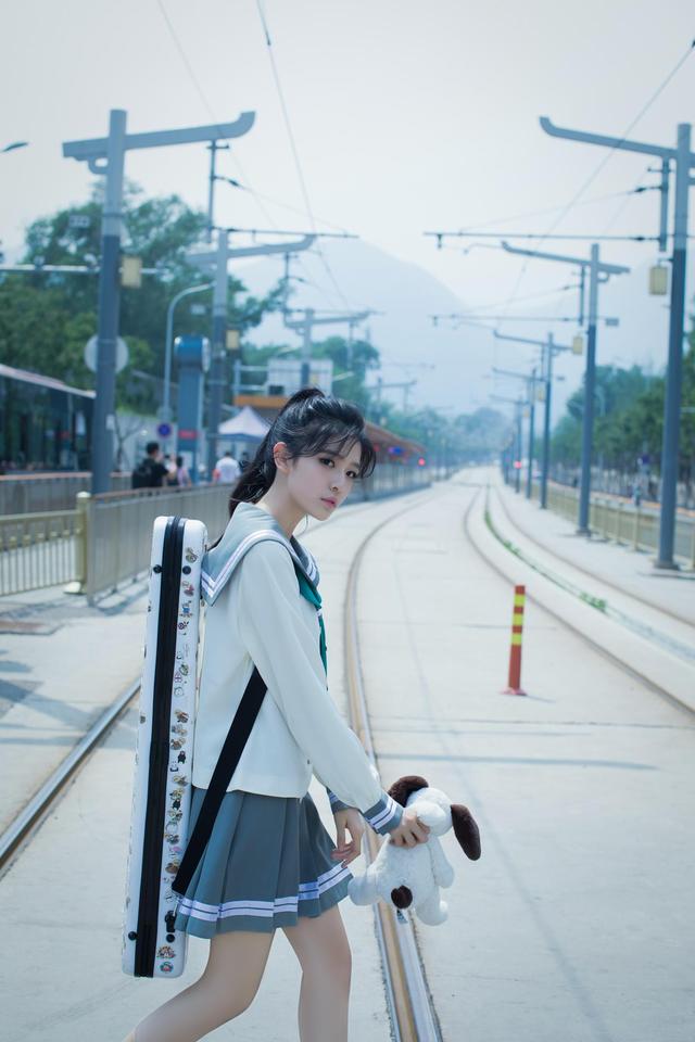 陈依妙全新单曲《途中》上线 用音乐讲述追梦之路