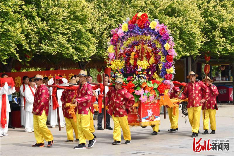 2020年6月13日，在河北省邯郸市永年区朱山景区，民间艺人正在表演国家级非遗“抬花桌”。