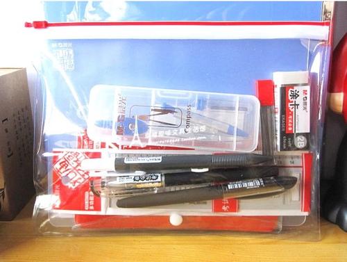 钢笔:不建议同学们在高考时用,钢笔下墨不受控制,高考答题卡只有一张,一旦墨水晕染很难处理。