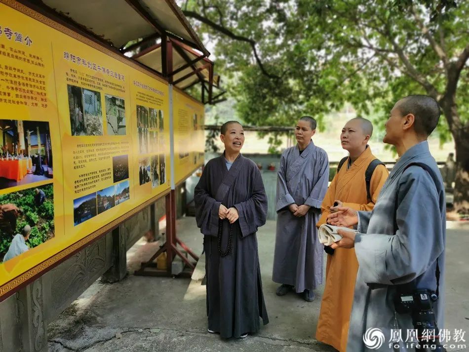 道成法师为我们介绍千佛寺概况(图片来源:凤凰网佛教)