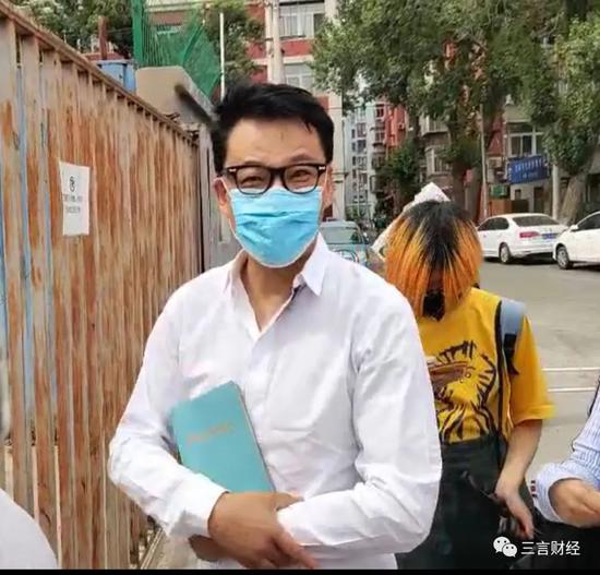 李国庆抵达时短暂接受采访