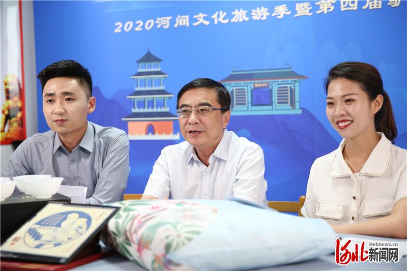 图为河间市人民政府市长王少杰（中间）带货现场。通讯员李世文摄