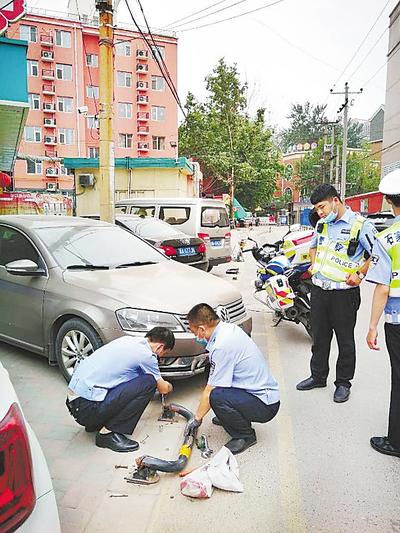 ▶近日，石家庄市公安局交管局长安交警大队根据警媒协作中心收到的群众举报线索，迅速出击，拆除了华新路上违规设置的地锁，还路于民。 石家庄市公安局交管局供图