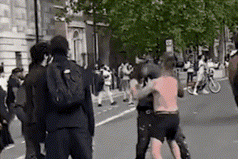 现场：白人男子挑衅游行中的黑人 瞬间被KO倒地不起