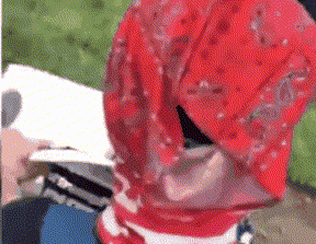 特朗普74岁生日 抗议者白宫外踩蛋糕“庆生”