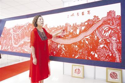 姜艳华展示巨幅剪纸作品“万里长城”