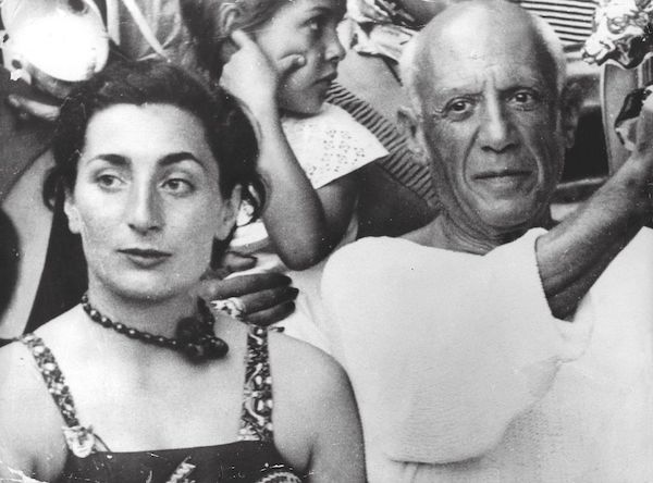 毕加索 《利斯特拉塔研究》(1933)是凯瑟琳•霍丁被盗的作品之一，后者的母亲杰奎琳(左)就是毕加索的妻子。