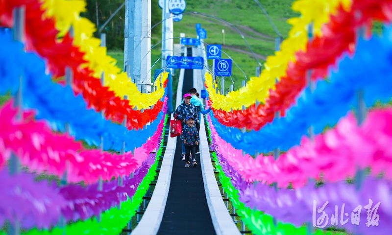 2020年6月13日，游客在河北省张家口市崇礼区太舞滑雪场游玩。进入夏季以来，崇礼区各景区人气渐旺，旅游市场逐渐升温。河北日报记者 史晟全 摄