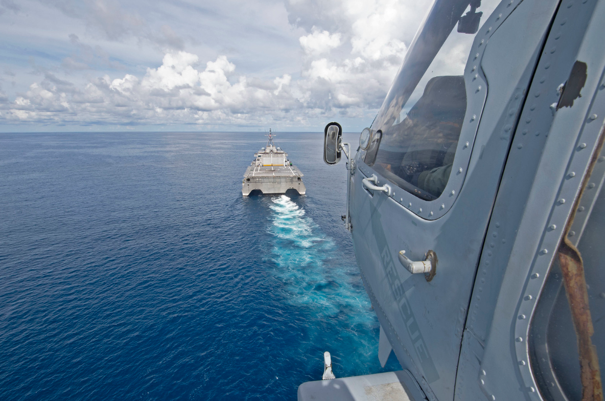 美國海軍“吉福茲”號瀕海戰斗艦在南海進行艦載機起降演練