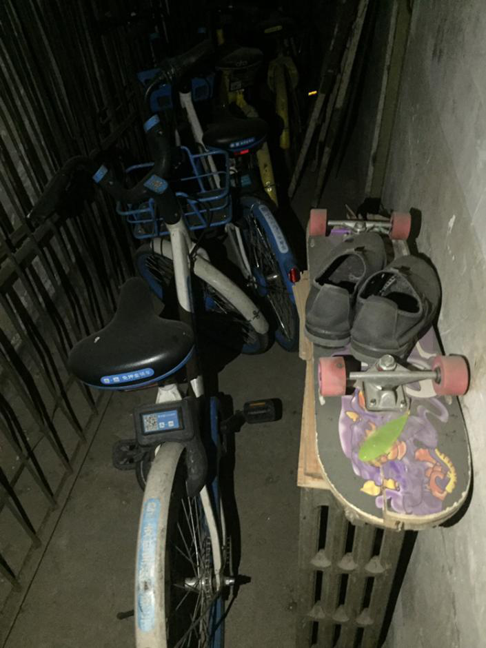 图为私藏在楼道的车辆。
