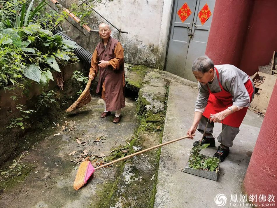 能把一身僧服穿到老不容易,至少这些老法师们做到了