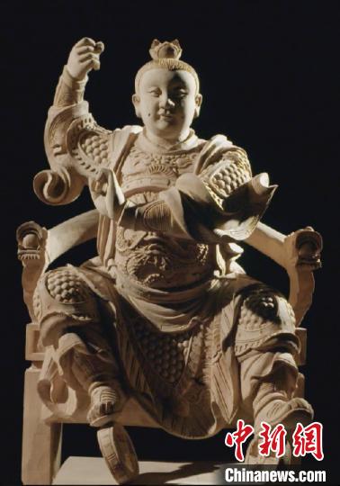 作为中国“四大木雕”之一的福建木雕,尤以佛、菩萨、罗汉等庙宇木雕引人注目,其中潘山村的庙宇木雕技艺最为人熟知称赞。图为福建木雕。 杨威 摄