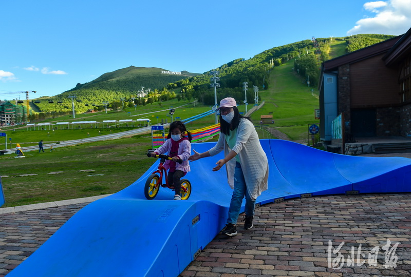 2020年6月13日，游客们在张家口市崇礼区太舞滑雪场游玩。河北日报记者 耿辉 摄