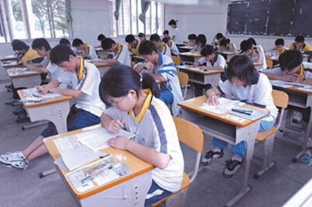 考生可穿件浅色衣服进考场,比如天蓝色、米白色、淡绿色、淡粉色等,因为色彩会直接影响到人的心情和心理,像米白色、淡绿色容易让人变得安静、细心,有助于考试的临场发挥。深色衣服吸收热辐射能力较强,会更热一些。