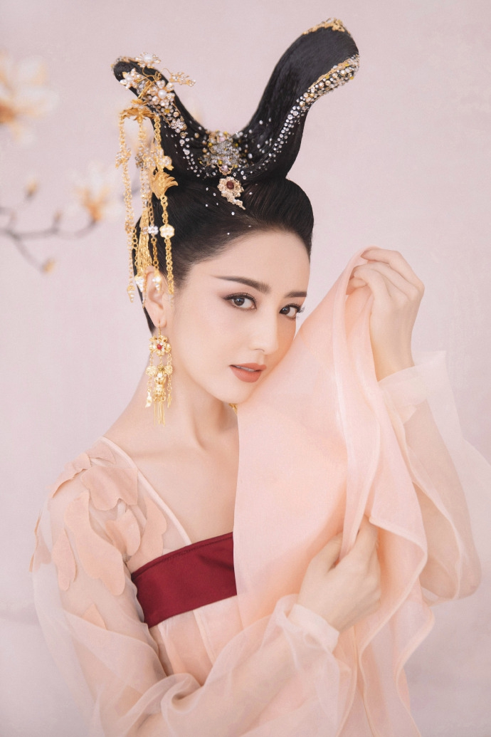 16日,佟丽娅工作室分享一组佟丽娅穿古装的美照,并发文:"巧笑倩兮,美