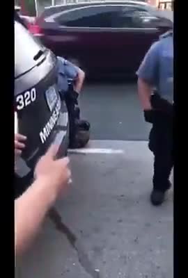 “弗洛依德之死”最新视频曝光：亚裔警阻救人