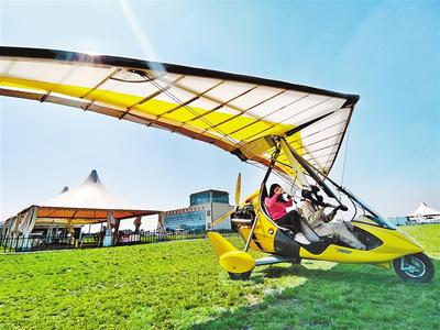 日前，在衡水航空飞行营地，游客登上三角翼准备体验高空飞行。河北日报记者 焦 磊摄