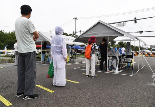 6月15日,在北京市丰台区新村街道的一处临时核酸采样点,前来检测的市民有序排队进行检测采样。 新华社记者 任超 摄