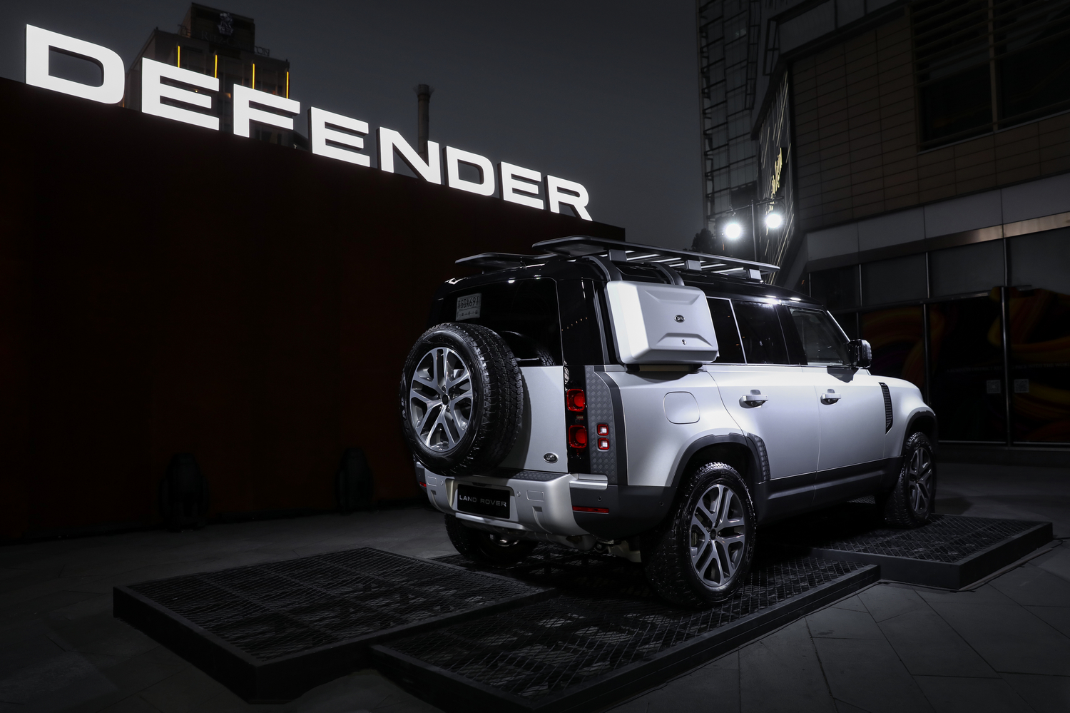 预售价79-99万元 全新路虎卫士110车型开启预售