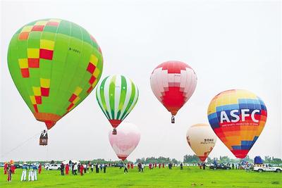 近日，衡水航空飞行营地内，一个个硕大的热气球正准备升空表演。衡水航空飞行营地供图