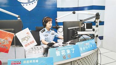 ▲近日，在石家庄市公安局交管局警媒协作中心直播间内，“警花”王亚男正在通过直播节目《警花来了》与市民互动交流、播报路况。 石家庄市公安局交管局供图