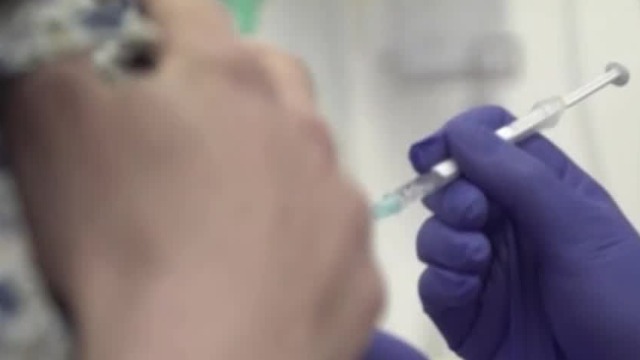 英国高校加快新冠疫苗研发 有望明年量产面市