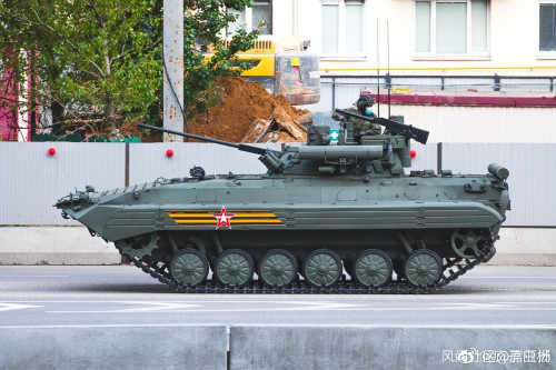 bmp-2m步兵战车t-80bvm主战坦克"堡垒"岸舰导弹系统发射车,使用"