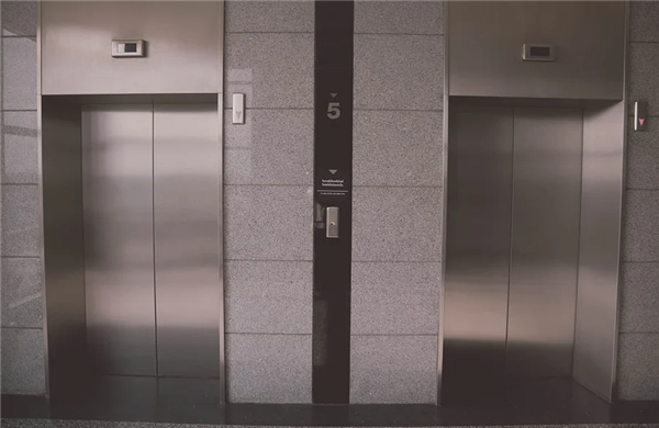 贵州大学生研发红外线电梯按钮：无接触 代替棉签